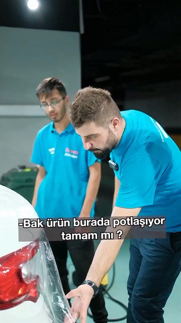 PPF kaplamada bombeli bagaj kapağında filmin rastgele çekilmeden ürüne göre konumlandırılması gerektiğini Bowax kurucusu Lokman İn araç başında anlatıyor.