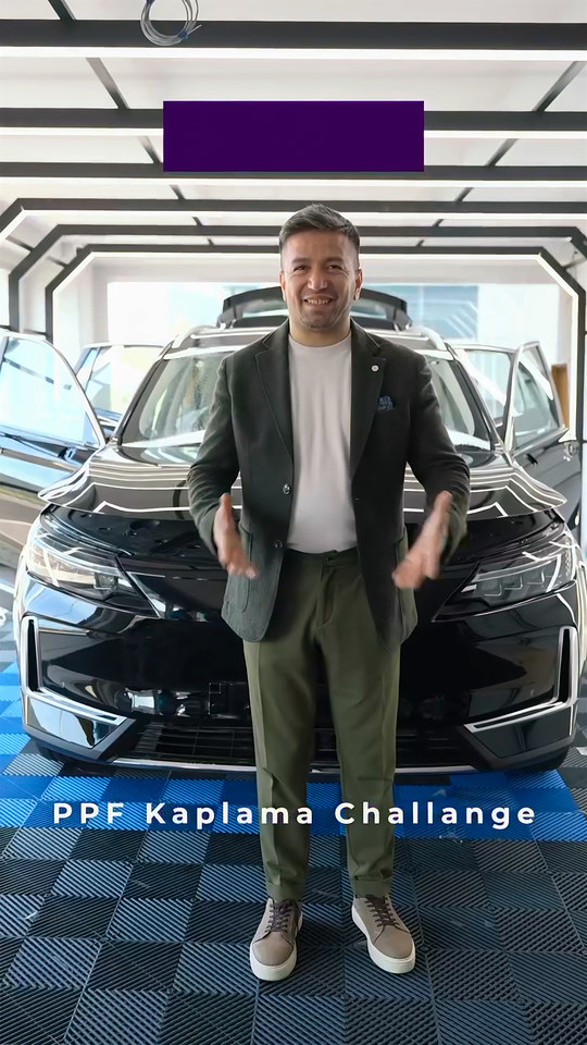Skor tabelalı bir düelloda iki kursiyerimiz araç üzerinde aynı parçalara boya koruma filmi uyguluyor; uygulama, gerdirme ve kenar dönüşleri puanlanıyor.