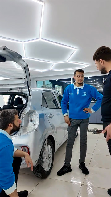 Tamponun köşesinde filmi teker çevresine doğru gererek oturtuyoruz; kıvrım ve geçişler bu bölgeyi PPF kaplamada dikkat isteyen bir yer yapıyor.