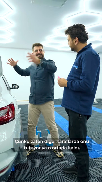 Sabunlu suyun PPF tutkalını geçici olarak etkisiz hale getirdiğini, bitiş noktalarında ise sabunun saf suyla yıkandığını Lokman İn anlatıyor.