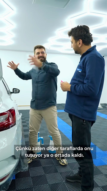 Sabunlu suyun PPF tutkalını geçici olarak etkisiz hale getirdiğini, bitiş noktalarında ise sabunun saf suyla yıkandığını Lokman İn anlatıyor.