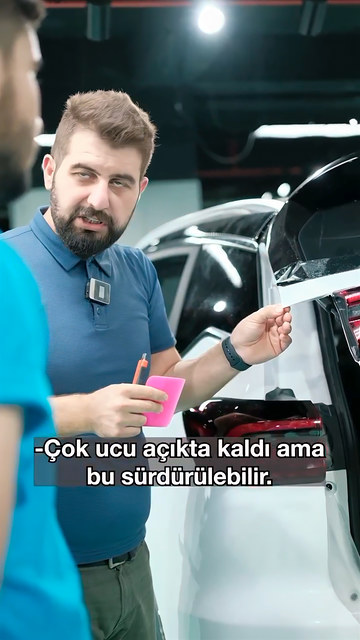 Bagajdaki 90 derecelik köşelerde PPF'i yokmuş gibi göstermeye çalışmanın neden kalkmaya yol açtığını Bowax kurucusu Lokman İn araç üzerinde gösteriyor.