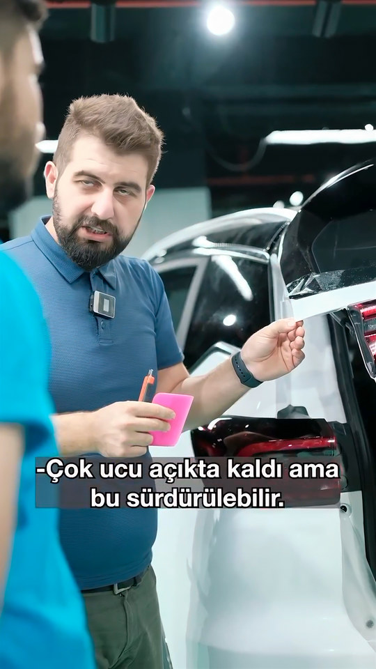 Bagajdaki 90 derecelik köşelerde PPF'i yokmuş gibi göstermeye çalışmanın neden kalkmaya yol açtığını Bowax kurucusu Lokman İn araç üzerinde gösteriyor.