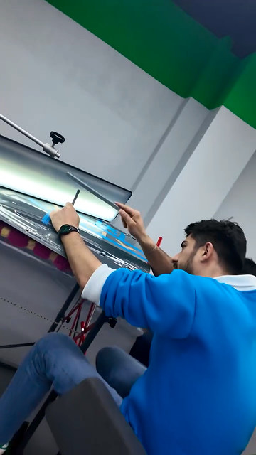 PPF kaplama eğitiminde sökülmüş bir panelde kesim çalışıyor, ön tampon ve farlara film uyguluyoruz; kaplamadan önce aracı köpükle yıkıyoruz.