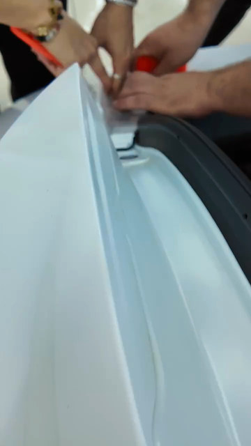 Solüsyon yardımıyla konumlandırdığımız PPF filmini arka tampon ve çamurluğa uyguluyor, stop ve bagaj çevresinde kenarları kapatıyoruz.