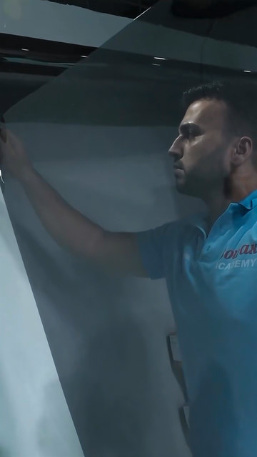 Cam filmi eğitiminde kursiyerlerimiz filmi camın dışına yerleştirip ölçüsüne kesiyor, ardından kapı camı ve arka cama uyguluyor.