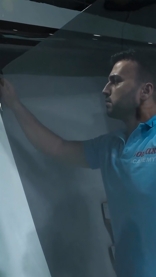 Cam filmi eğitiminde kursiyerlerimiz filmi camın dışına yerleştirip ölçüsüne kesiyor, ardından kapı camı ve arka cama uyguluyor.
