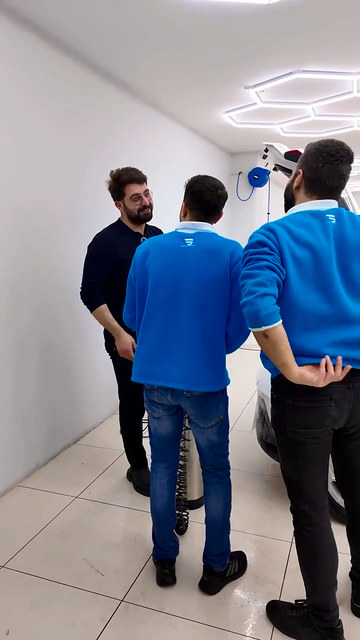 Ön tampon PPF kaplamada fazla malzemenin hangi yöne çekileceğini ve filme nasıl yol verileceğini eğitmenimiz keyifli bir anda gösteriyor.