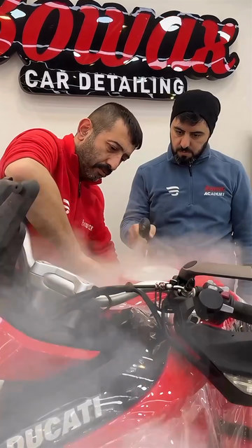 Motosikletin deposunu ve ön kaportasını PPF ile kaplıyor, deponun kavisli yerlerinde filmi ısıyla şekillendiriyoruz.