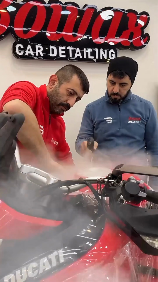 Motosikletin deposunu ve ön kaportasını PPF ile kaplıyor, deponun kavisli yerlerinde filmi ısıyla şekillendiriyoruz.