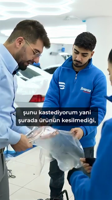 Maket bıçağının boyaya değmemesi için film keserken ne yapıldığını Lokman İn PPF kaplama eğitiminde kursiyerlerimizle bir film parçası üzerinde gösteriyor.