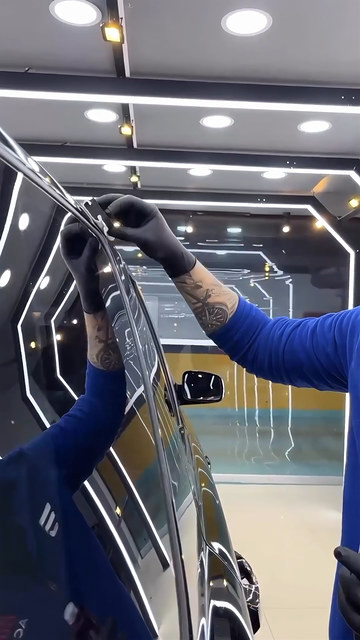 Lokman İn seramik kaplamanın nasıl uygulandığını gösteriyor, kursiyerlerimiz kaput ve yan panellerde uygulamayı panel panel sürdürüyor.