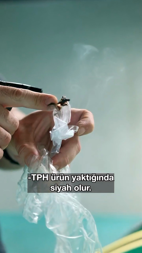 PPF filminin TPH mi TPU mu olduğunu anlamak için Bowax kurucusu Lokman İn iki yöntem gösteriyor: filmin kopma dayanımı ve yakıldığında verdiği tepki.