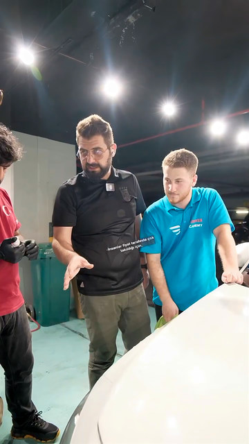 PPF kaplama sökümünde eski bir TPH filmin tutkalının boyada bıraktığı sonucu Lokman İn kursiyerlerimize gösteriyor ve bunu malzeme kalitesine bağlıyor.