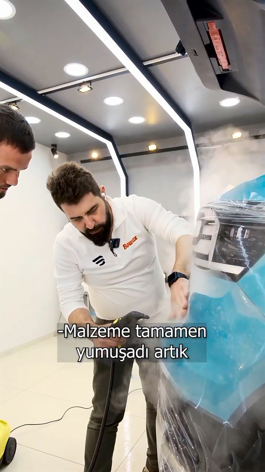 Lokman İn tamponda kalan film fazlasını ısıyla şekillendirmeyi, gerilen yerleri keserek rahatlatmayı ve kenarları en son kapatmayı gösteriyor.