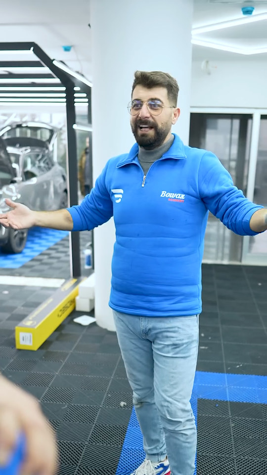 PPF kaplama eğitiminde Bowax kurucusu Lokman İn filmin uygulanmasını anlatıyor, kursiyerlerimiz aynı işlemi araç üzerinde tekrar ediyor.