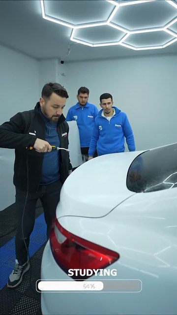 PPF kaplama eğitiminde Temel Hoca'yla bagaj kapağı ve çamurluklara film uyguluyor, filmi gerdirip kenar dönüşlerini kapatıyoruz.
