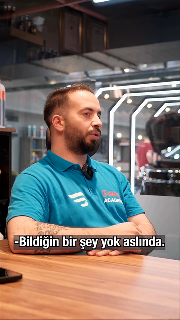 Kursiyerlerimiz, oto detailing işini bilen birinin anlatmasıyla öğrenmenin sanayide yıllarca çalışarak öğrenmekten neden farklı geldiğini anlatıyor.