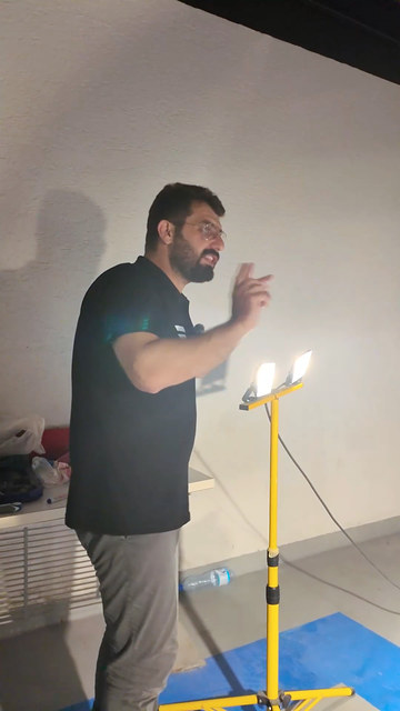 Polisaj lambası kaportaya çok yaklaştırıldığında çiziğin neden görünmediğini ve ışığın hangi mesafede tutulduğunu Bowax kurucusu Lokman İn gösteriyor.