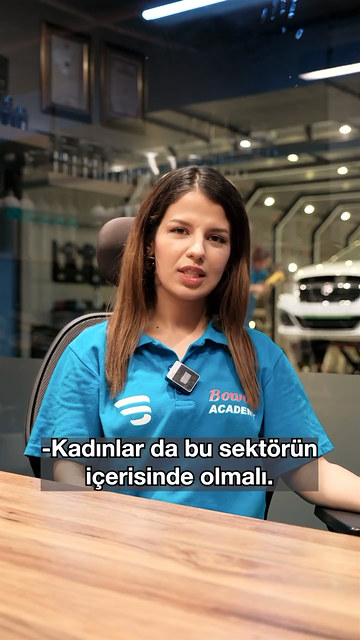 Kadın kursiyerimiz, 'güçlü biri değilim, bu işi sevebilir miyim' diye düşünerek geldiğini ve erkeklerle aynı oto detailing eğitimini aldığını anlatıyor.