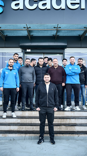 Mezuniyet gününde kursiyerlerimiz, aileleri ve ekibimiz Bowax Academy mesleki car care eğitim binasının girişinde bir araya geldi.