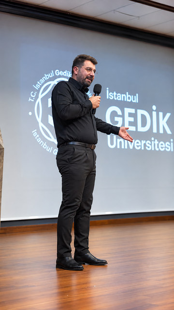 Girişimcilikte iyi bir fikir tek başına yetmez; Lokman İn Gedik Üniversitesi'nde öğrencilere başlamanın ve sürdürmenin önemini anlattı.