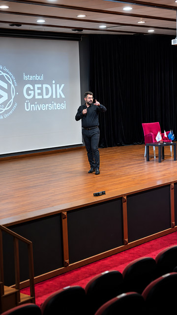 İstanbul Gedik Üniversitesi'nde öğrencilerle girişimciliği konuştuk; Lokman İn iş kurmanın gerçeklerini sahneden anlattı.
