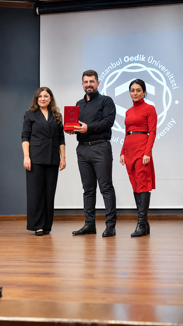 Plaket takdiminin ardından Gedik Üniversitesi sahnesinde hatıra fotoğrafı çektirdik; Bowax Academy söyleşisinin kapanışı.