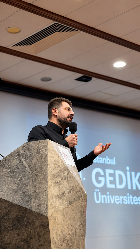 Söyleşinin kürsüden yapılan bölümünde Bowax kurucusu Lokman İn, İstanbul Gedik Üniversitesi öğrencilerine iş kurmayı anlatıyor.