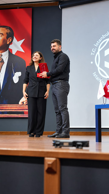 Gedik Üniversitesi'ndeki girişimcilik söyleşisinin sonunda Bowax kurucusu Lokman İn'e sahnede plaket takdim edildi.
