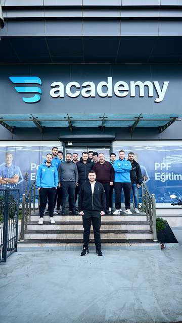 Eğitimini tamamlayan kursiyerlerimiz, mezuniyet gününde ekibimiz ve misafirlerimizle Bowax Academy binasının girişinde hatıra fotoğrafı çektirdi.