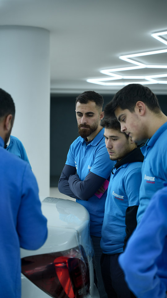 PPF kaplama eğitiminde kursiyerlerimiz bagaj kapağına yaptıkları kaplamanın işçiliğini birlikte kontrol ediyor.