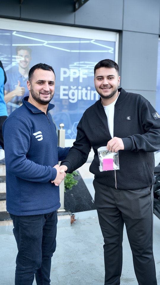 Eğitimini tamamlayan kursiyerimizi Bowax Academy mezuniyet gününde ekibimizle birlikte tebrik ettik.