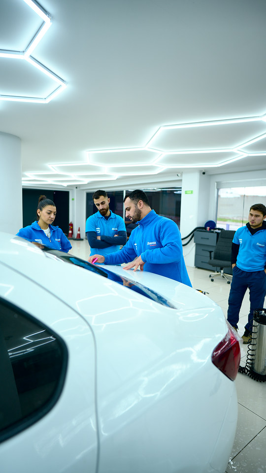 Eğitmenimiz PPF kaplama eğitiminde boya koruma filmini araç üzerinde kendisi uygulayarak kursiyerlerimize gösteriyor.