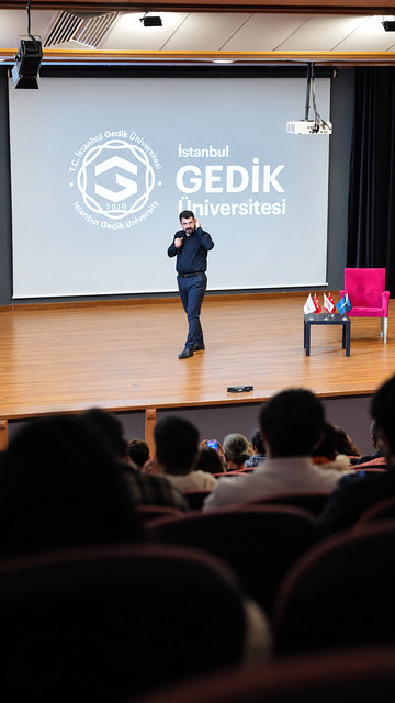 İstanbul Gedik Üniversitesi konferans salonunda öğrencilerle iş kurmayı konuştuğumuz Bowax Academy söyleşisinden bir an.
