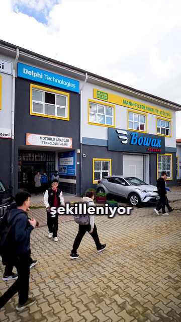 Gençleri lisede oto detailing sektörüyle tanıştırmak için Borsa İstanbul Mesleki ve Teknik Anadolu Lisesi'ndeki atölyeye Bowax Academy tabelası kondu.