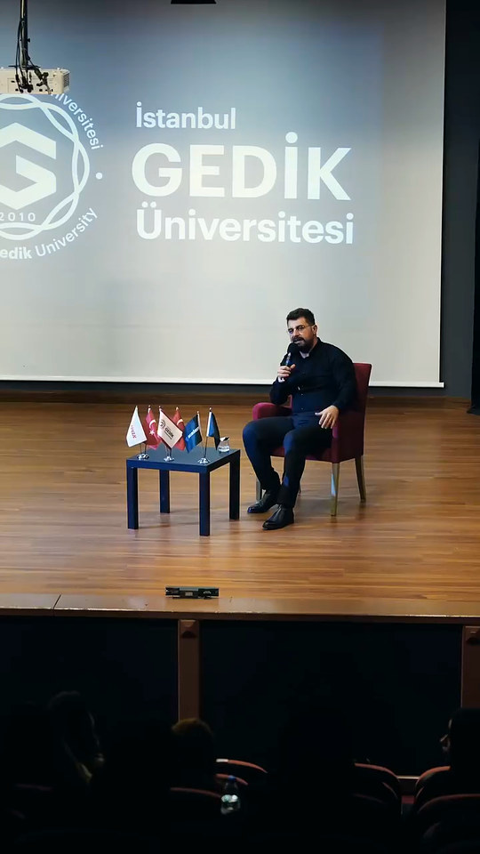 Bowax kurucusu Lokman İn, İstanbul Gedik Üniversitesi öğrencileriyle iş kurmanın gerçeklerini, doğru zamanda başlamayı ve vazgeçmeden devam etmeyi konuştu.