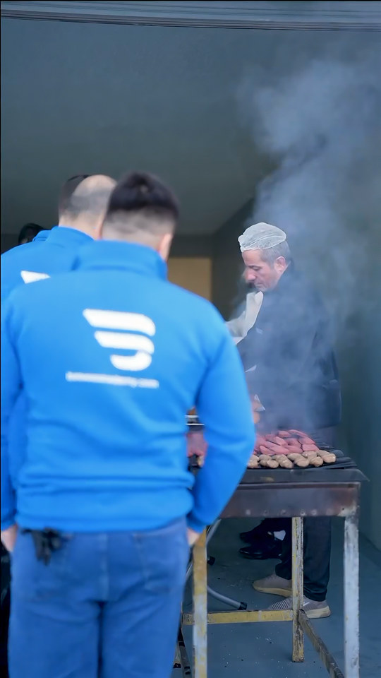 Bowax Academy'de eğitim haftasında kursiyerlerimiz için mangal yaptık; yemeğin ardından sohbet atölyede sürdü.