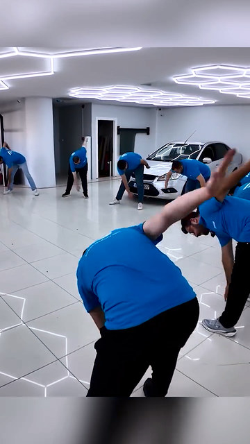 Her sabah eğitimden önce kursiyerlerimiz ve eğitmenlerimiz birlikte ısınma hareketleri, esneme ve kısa egzersizlerle güne başlıyor.