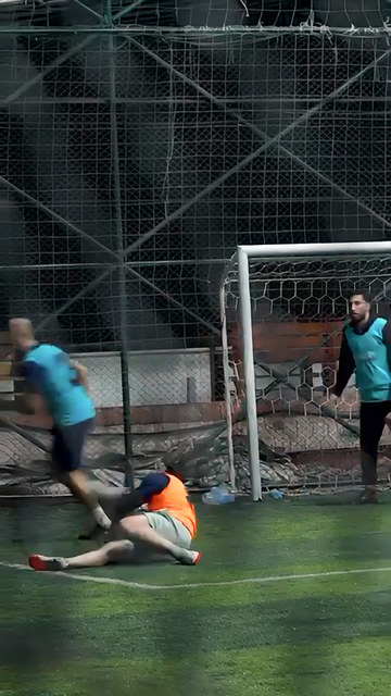 Yoğun eğitim temposuna kısa bir ara verip kursiyerlerimizle kapalı halı sahada futbol oynadık; eğitim grubumuz sahada da bir araya geldi.