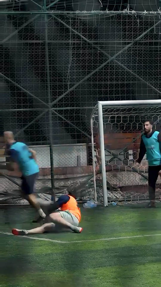 Yoğun eğitim temposuna kısa bir ara verip kursiyerlerimizle kapalı halı sahada futbol oynadık; eğitim grubumuz sahada da bir araya geldi.