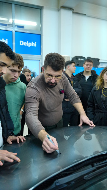 Ege Üniversitesi otomotiv laboratuvarında Bowax kurucusu Lokman İn, PPF kaplamanın adımlarını öğrencilere anlatıyor.