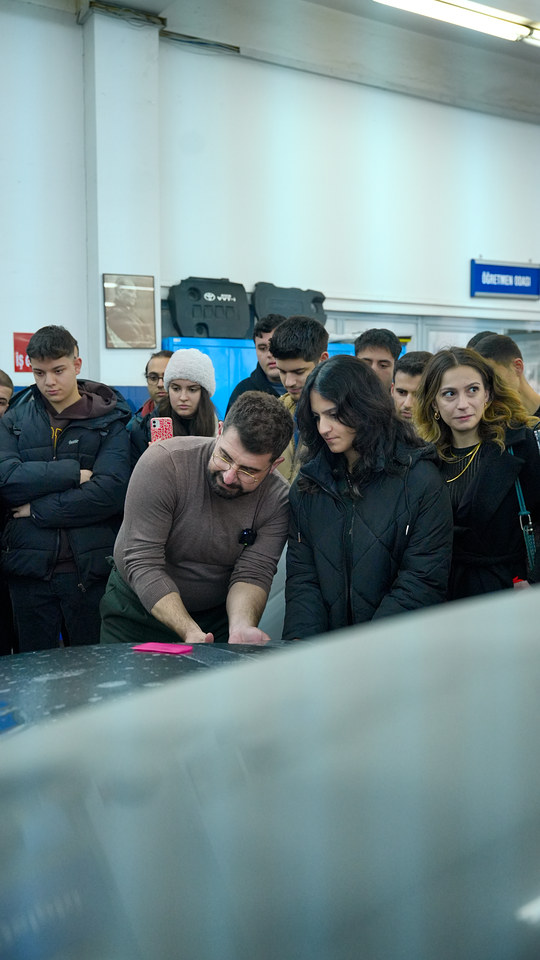 Ege Üniversitesi söyleşimizde Lokman İn, PPF kaplamada ragle kullanımını öğrencilere anlatıyor.
