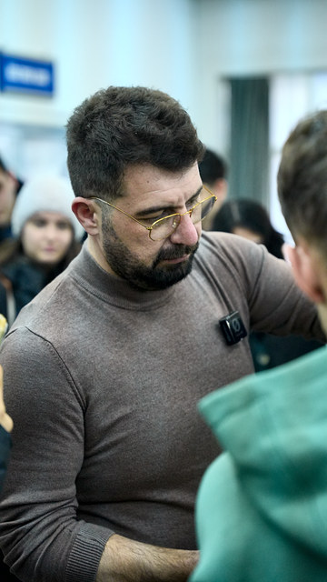 Lokman İn kaputtaki PPF kaplamanın işçiliğini kontrol ediyor; Ege Üniversitesi söyleşisinden.
