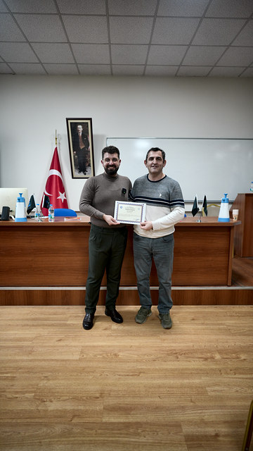 Ege Üniversitesi'nde öğrencilerle yaptığımız PPF kaplama buluşmasında derslikte çerçeveli bir belge takdim edildi.