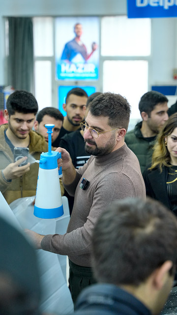 PPF kaplama su ile yapılır; Lokman İn bu iş için kullandığımız solüsyon pompasını öğrencilere tanıtıyor.