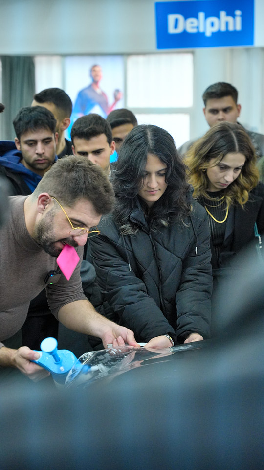 Kaputa PPF kaplama yapıyoruz; Lokman İn ve bir öğrenci filmi birlikte konumlandırıyor.