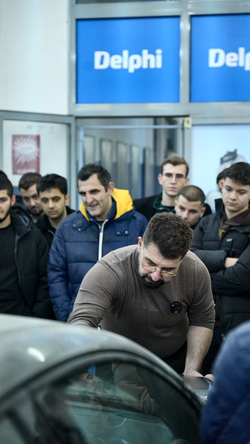 Bowax kurucusu Lokman İn, Ege Üniversitesi öğrencileriyle yaptığımız söyleşide PPF kaplamayı araç üzerinde uyguluyor.