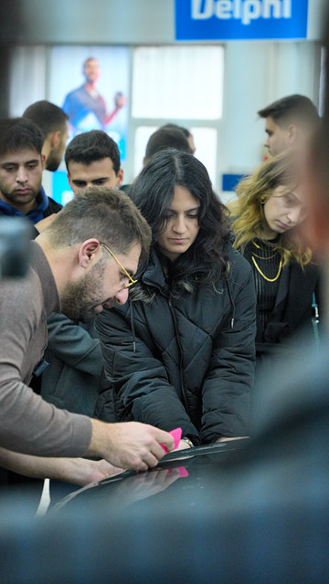 Lokman İn, PPF kaplamanın nasıl yapıldığını Ege Üniversitesi'nde bir öğrenciyle birlikte uygulayarak anlatıyor.