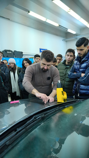 Ege Üniversitesi'ndeki eğitimde kaputun ön cama yakın kısmında PPF filmini ısıyla şekillendiriyoruz.